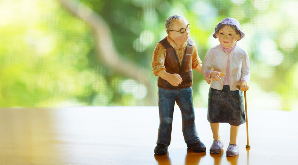 高齢者の猫背・円背は予防できる｜姿勢の崩れを防ぐ生活習慣と改善トレーニング