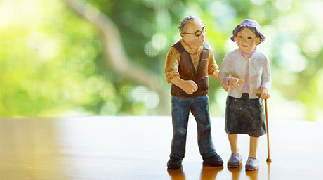 高齢者の猫背・円背は予防できる｜姿勢の崩れを防ぐ生活習慣と改善トレーニング