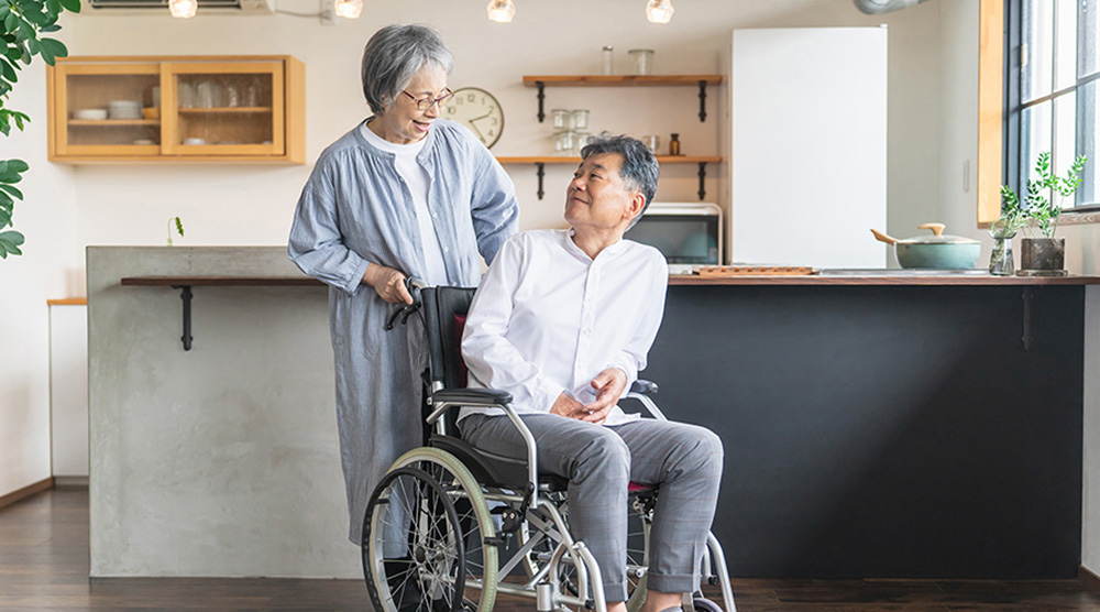 在宅介護を正しく理解するために｜介護サービスの種類・負担軽減策・施設との違い